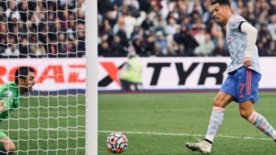الدوري الإنكليزي: لينغارد يمنح مانشستر يونايتد الفوز على وست هام وهزيمة ليستر سيتي