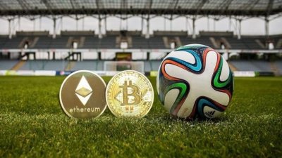 كيف اخترقت العملات الرقمية ملاعب كرة القدم؟