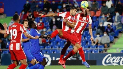 سواريز يقود أتلتيكو مدريد لانتزاع فوز صعب من خيتافي