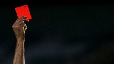 بسبب بطاقة حمراء : إيقاف لاعب 48 مباراة وإحالته للمحاكمة