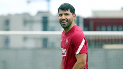 اغويرو يبدأ مشواره مع برشلونة امام فالنسيا