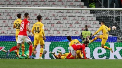 نسر بنفيكا يزيد من أوجاع برشلونة في دوري أبطال أوروبا