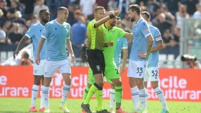 أتشيربي يغيب عن لاتسيو أمام الانتر بعد تلقيه البطاقة الحمراء