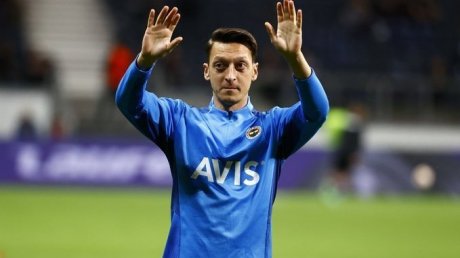اوزيل يفتتح مركزاً كروياً في بريطانيا