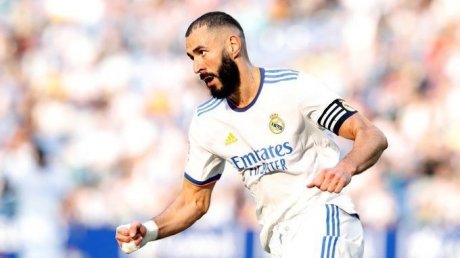 بنزيما يتفوق على زملائه ويحصد جائزة لاعب الشهر