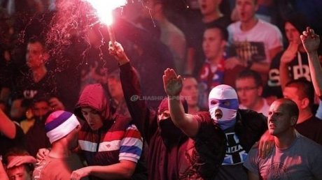 جماهير البانيا تعتدي على لاعبي بولندا