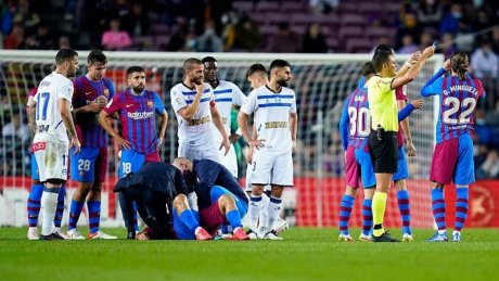 أغويرو يغادر مباراة برشلونة وألافيس بسبب ضيق بالتنفس