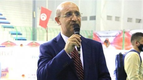 وزارة الرياضة تجمّد نشاط رئيس جامعة الكرة الطائرة وتحيل ملفه على القضاء