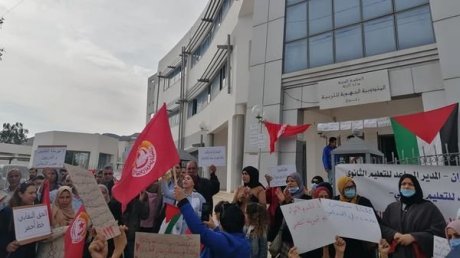 تجمع احتجاجي في زغوان دفاعا عن العاملين في التربية وتنديدا بممارسات المندوب الجهوي.