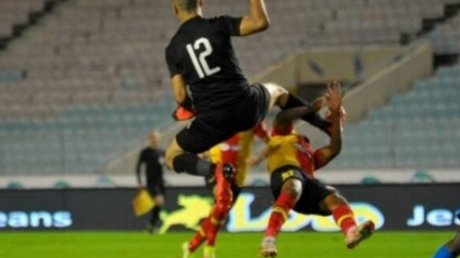 الكاف يعلن عن فترة إيقاف حارس الاتحاد الليبي بعد اعتدائه على الهوني