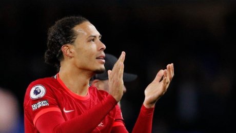ليفربول يشتبه بإصابة فان دايك بفيروس كورونا