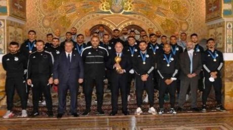 رئيس الجزائر يستقبل ابطال العرب