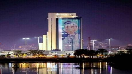 صورة أنس جابر تُزيّن واجهة برج مبادلة في أبوظبي