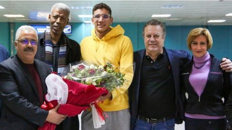 البطل أيوب الحفناوي يصل تونس بعد تألقه في بطولة العالم للسباحة