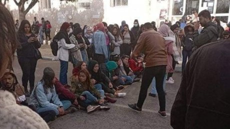 طلبة المعهد العالي للدراسات القانونية و السياسية بالقيروان يحتجون