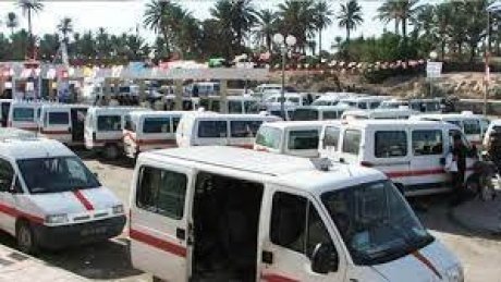 مجموعة من أصحاب اللواجات يحتجون أمام وزارة النقل مطالبين بالتمديد في صلوحية سياراتهم لمدّة سنتين