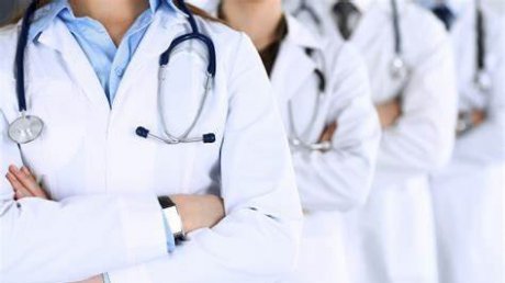 مشاكل مهنية واجتماعية وأجور زهيدة تعيق الأطباء الجزائريين وتدفعهم للهجرة