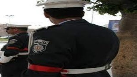 الامنيون يحتجون و يحملون الشارة الحمراء