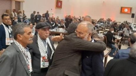 تيجان تكريم وأكاليل توسيم على رأس الأخ القويم عبد الكريم