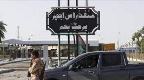 معبر راس جدير..القبض على شخص بحوزته 700 غرام من الهيروين اخفاها داخل احذية