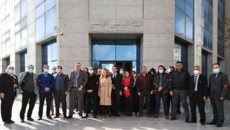 موظفو واطارات البنك الفرنسي التونسي يحملون الشارة الحمراء