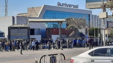 انتحار عامل مصري بسبب أزمة مالية، وزملاؤه يتظاهرون ويدخلون في إضراب عن العمل
