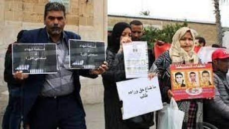 عائلات شهداء وجرحى الثورة المعتصمون في مقر الرابطة تفعيلا للمرسوم عدد 97 يلوّحون بمزيد التصعيد