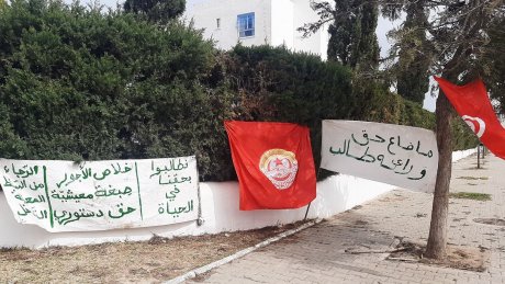 عمال نزل لكران غاروس في اعتصام بعد أن طردهم العرف وحرمهم من اجورهم