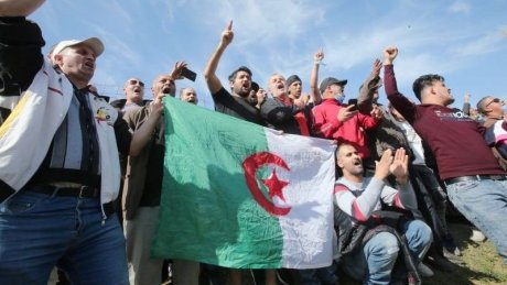 القضاء الجزائري يفرج عن عشرات من نشطاء الحراك الاحتجاجي منهم زكي حناش وابراهيم لعلامي
