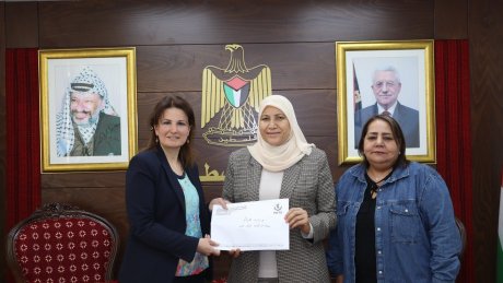 دائرة المرأة بالاتحاد العام لنقابات عمال فلسطين تسلم وزارة المرأة ورقة تعديلات قانون العمل من منظور نقابي