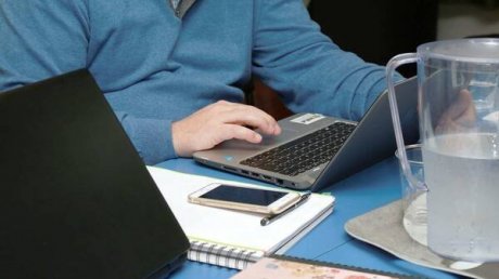 العمل عن بعد في الإدارة التونسية كما ضبطه أمر رئاسي بين الشروط والاستثناءات