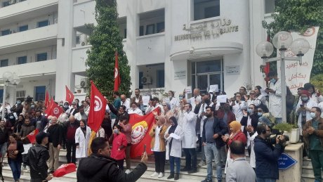 اعوان الصحة المتعاقدين والوقتيين يحتجون ويطالبون بصرف اجورهم وبترسيمهم