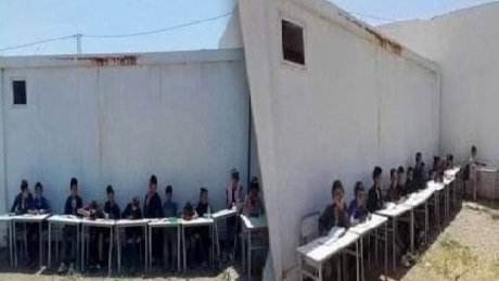 في مدرسة فيها قاعة واحدة وليس بها ماء .. معلم يضطر لتدريس تلاميذه تحت اشعة الشمس