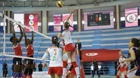 النادي النسائي بقرطاج يحقق فوزه الثاني في بطولة أفريقيا للطائرة
