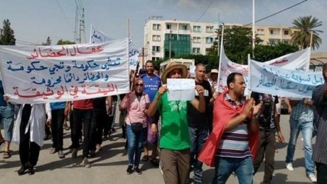 ردا على ايقاف عملة الحضائر بالقصرين ..وقفات احتجاجية يومية وتلويح بالاضراب