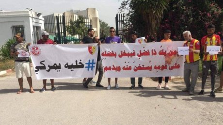 عدد من جماهير نجم المتلوي تحتج أمام مقر الجامعة