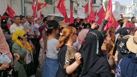 وقفة احتجاجية للنسيج بسبب تعطل الملاحق التعديلية
