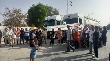 بسبب عدم تمكينهم من اجورهم لمدة 3 اشهر ..اعوان شركة البستنة والغراسات بقبلي يقطعون الطريق امام شاحنات نقل المحروقات