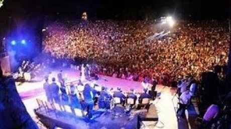 " عشاق الدنيا" يشعل أضواء مسرح قرطاج بعد انطفائها سنتين ويعلن للملإ ان الحياة أبقى