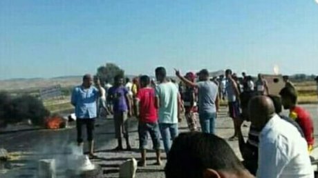 احتجاجا على عدم توفر الماء الصالح للشراب..متساكنو "الكشاردية " من ولاية القيروان يغلقون الطريق