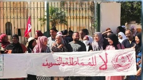 عدد من اعوان شركة البستنة والغراسات بقبلي يمنعون شاحنات نقل المحروقات من العبور