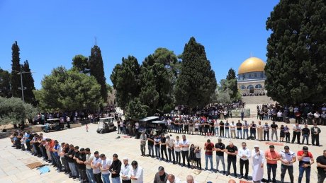 50 ألفا يؤدون صلاة الجمعة في الأقصى