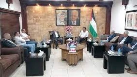 اجتماع يبحث عدة قضايا متعلقة باستيراد وتصدير البضائع عبر معبر الكرامة
