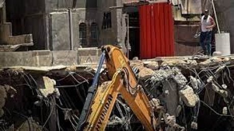 قوات الاحتلال تسلم 9 مواطنين إخطارات بالهدم ووقف البناء في نحالين غرب بيت لحم