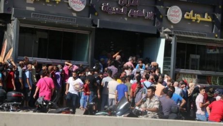 الرغيف على قلته وغلائه في لبنان لا يباع للسوريين وقروض دولية لاستيراد المواد الاولية