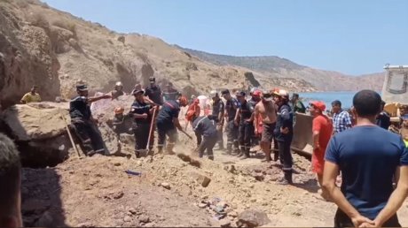 وفاة أب وابنه جراء سقوط صخرة بشاطئ في وهران الجزائرية