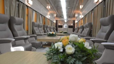 قطار vip عالي الجودة أعده الحديديون لنقل 320 ضيفا الى مهرجان الجم للموسيقى السيمفونية