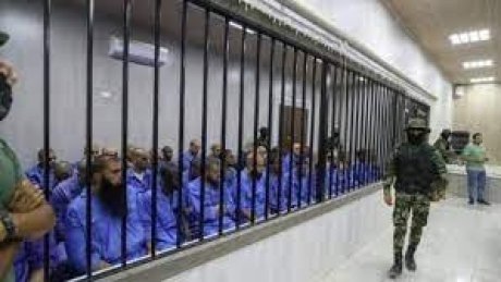 ليبيا تبدأ محاكمة 56 شخصا يشتبه بانتمائهم إلى تنظيم الدولة الإسلامية