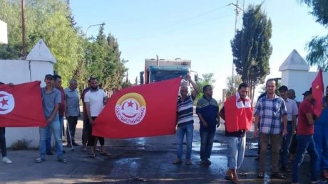 تسرب مياه الرشح من مركز تحويل النفايات في القلعة الصغرى والاعوان يحتجون