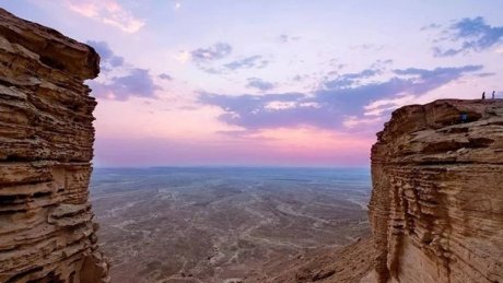 البحث عن شخصين سقطا من قمة "نهاية العالم" بالسعودية